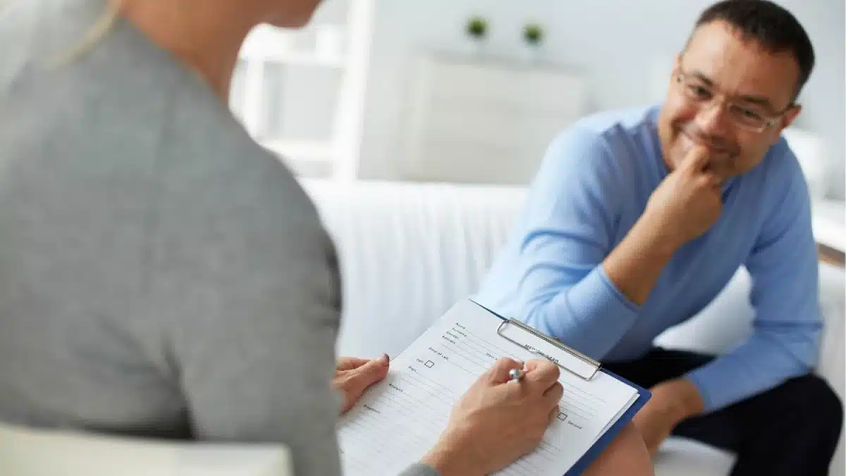 Esquema con las cinco estrategias para conseguir pacientes sin depender de directorios médicos: marca personal, SEO, SEO local, consulta online y publicidad de pago